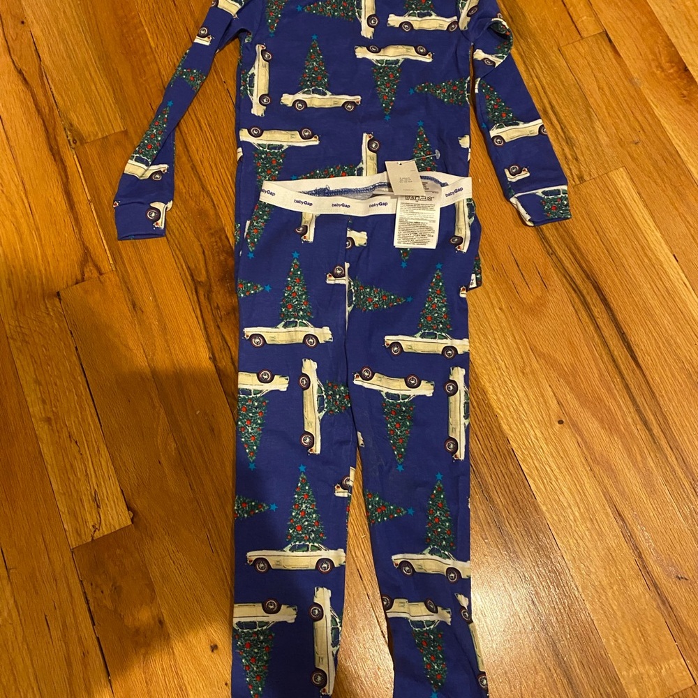 NWT gap 3t -2 piece pajama set.